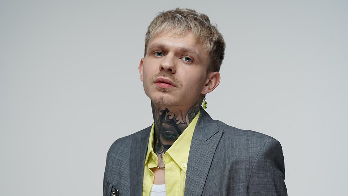 Після дуету з Каменських: зірка тіктоку Вася Демчук презентував кліп "Забиваю на все"