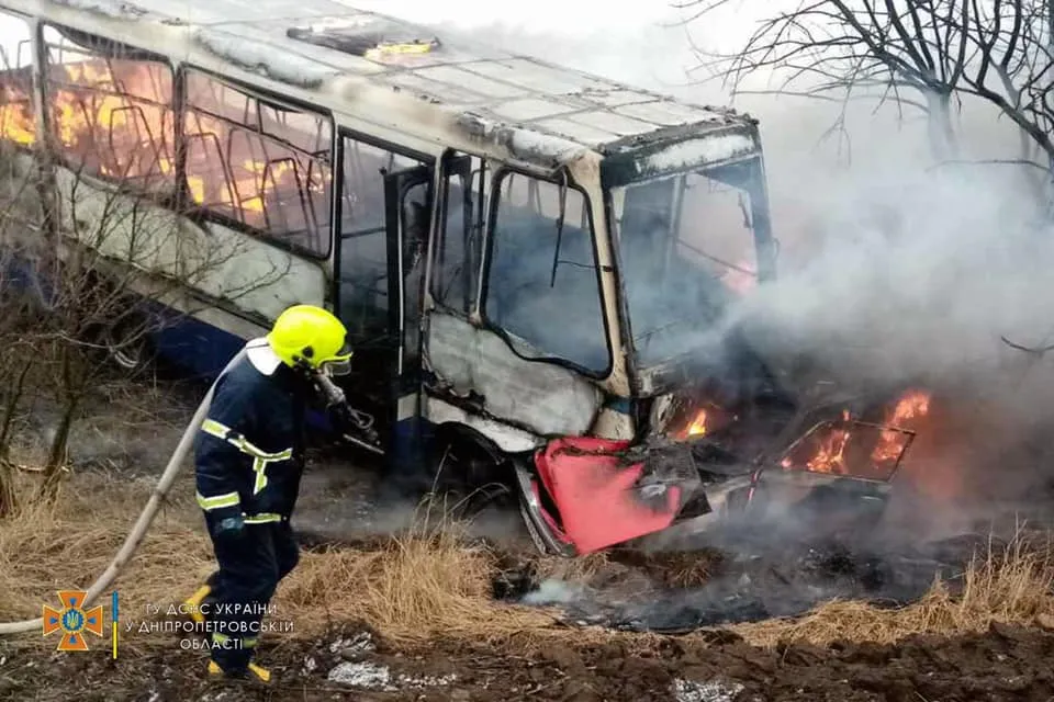 В автотрощі на Дніпропетровщині загинув водій після зіткнення з автобусом