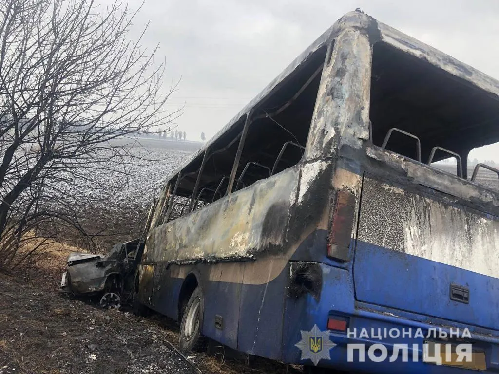 Маршрутка й ВАЗ зіткнулися біля Дніпра та загорілися