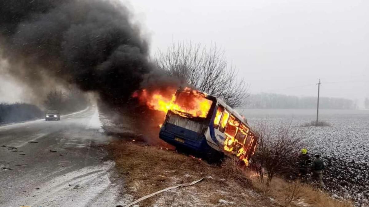 Смертельное ДТП возле Днепра: автобус и легковушка загорелись после столкновения – жуткие фото