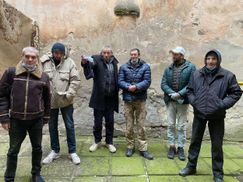 У центрі Львова поліцейські "накрили" наркопритон: фото з місця події