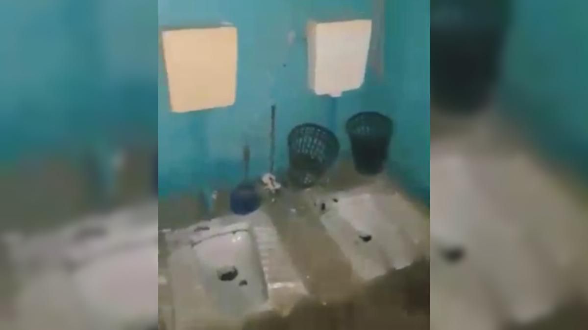 Немає навіть перегородки: одеські студенти-медики показали жахливий туалет свого гуртожитку - Одеса