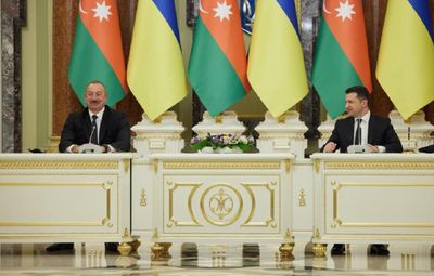 Зеленский и Алиев хотят создать транспортный коридор для стран ГУАМ