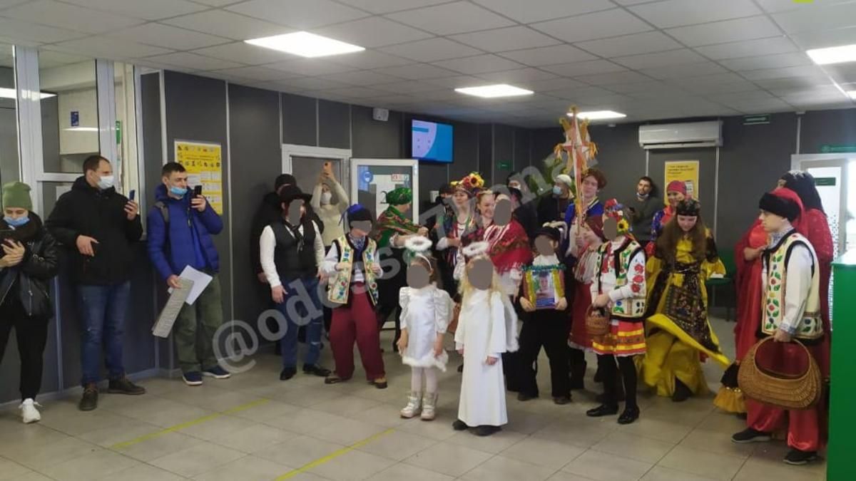 У будівлі МВС в Одесі заколядували діти: збирали гроші на важливу справу – зворушливе відео - Україна новини - Одеса У будівлі МВС в Одесі заколядували діти: збирали гроші на важливу справу – зворушливе відео - Україна новини - Одеса