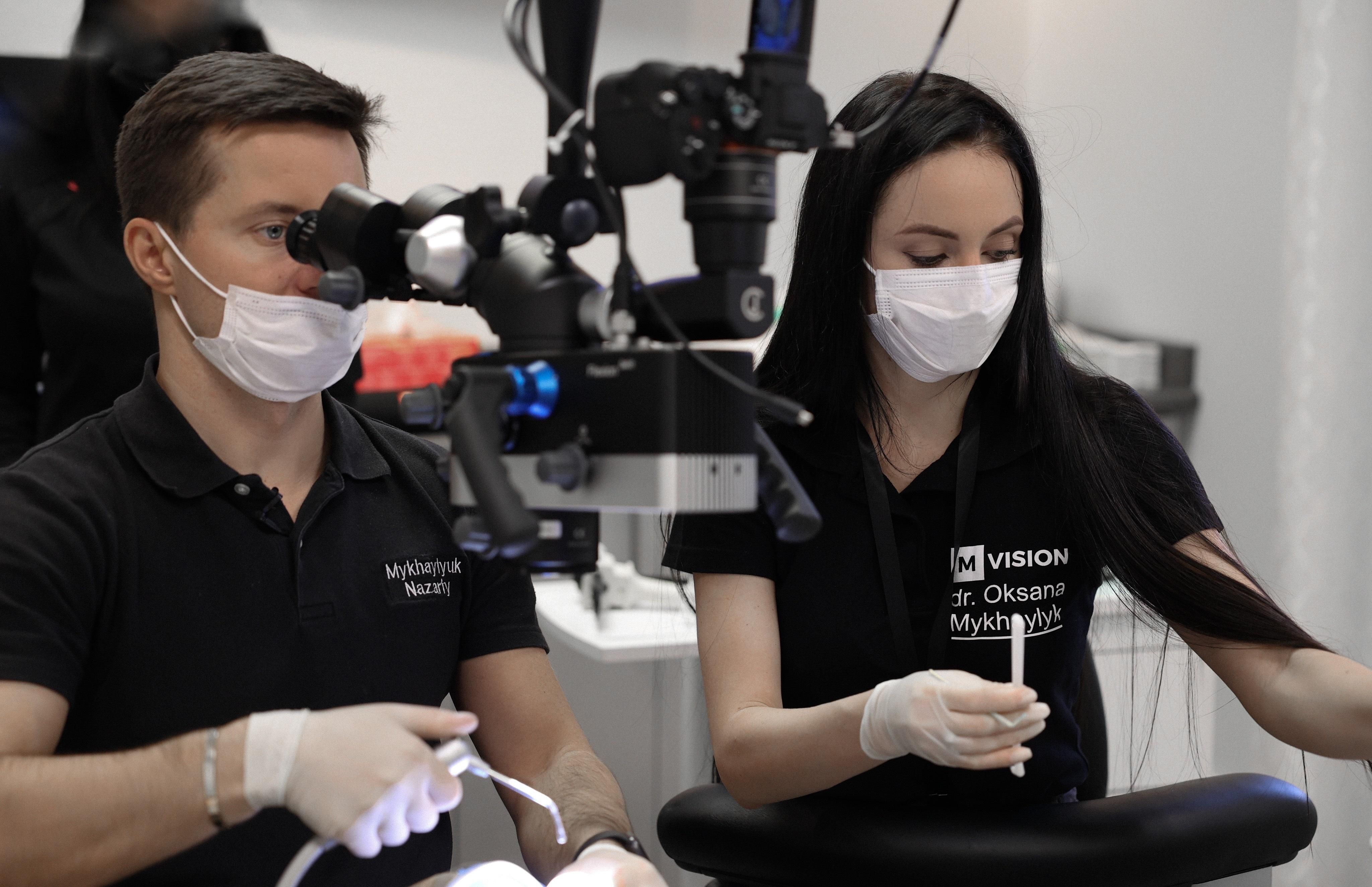 Стоматологи Назарій та Оксана Михайлюки провели навчальні курси у Лас-Вегасі Стоматологи Назарій та Оксана Михайлюки провели навчальні курси у Лас-Вегасі