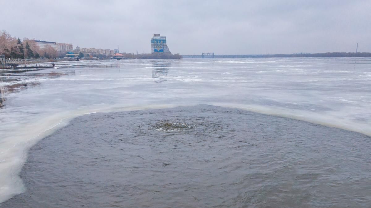 У Дніпрі з річки почав бити "гейзер": відео та фото надзвичайного явища - Дніпро
