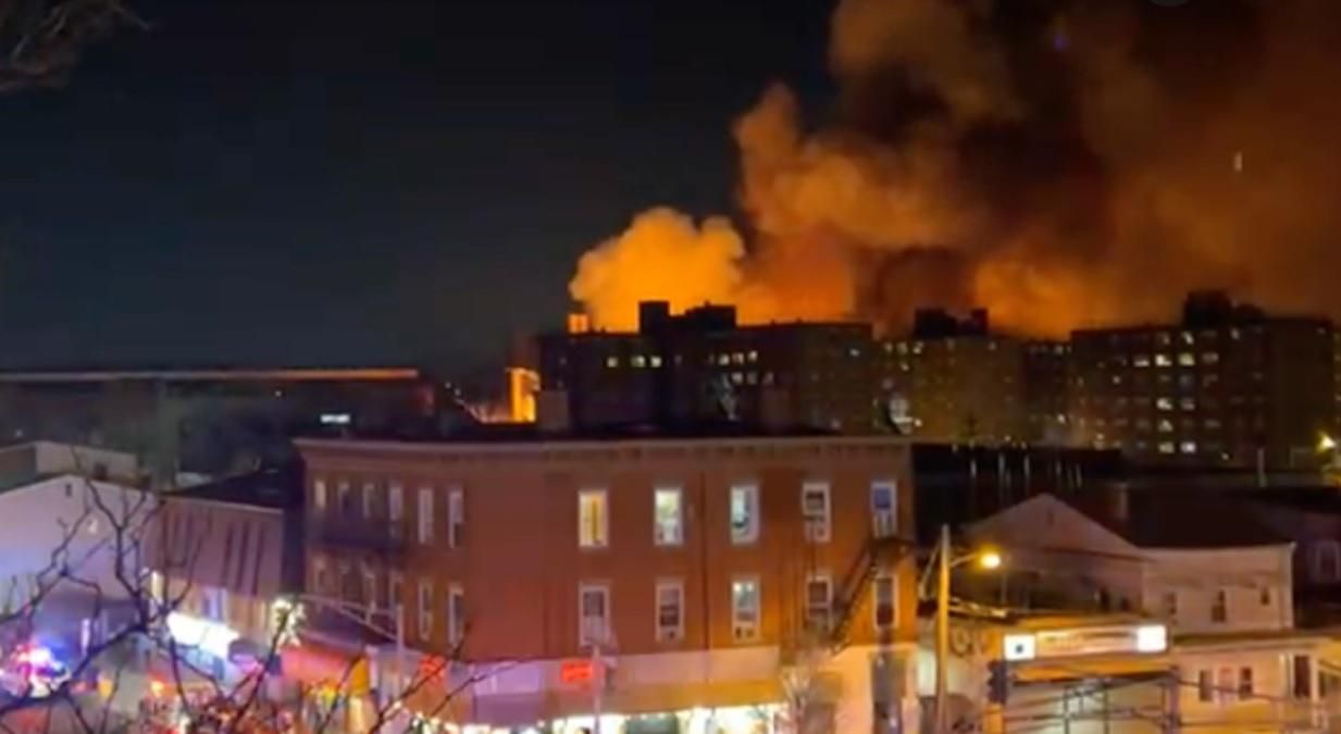 В США на химическом заводе вспыхнул мощный пожар: пострадал спасатель
В США на химическом заводе вспыхнул мощный пожар: пострадал спасатель