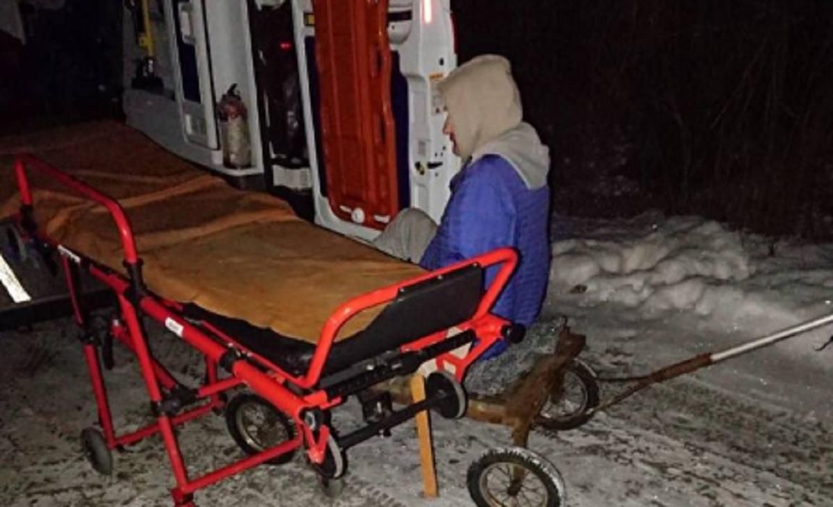 На Харьковщине медики тащили пациента на телеге, потому что скорая не могла проехать На Харьковщине медики тащили пациента на телеге, потому что скорая не могла проехать