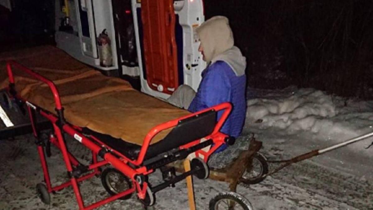 На Харьковщине медики тащили пациента на телеге, потому что скорая не могла проехать