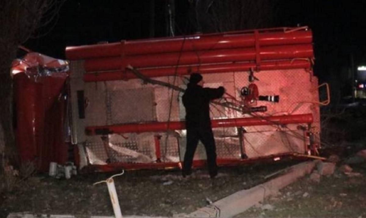 Под Днепром на скользкой дороге перевернулась пожарная машина Под Днепром на скользкой дороге перевернулась пожарная машина