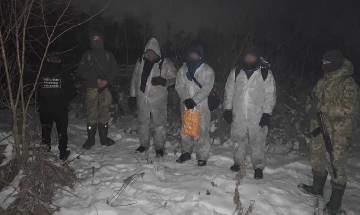 Троє арабів у захисних медкостюмах намагались потай потрати в Румунію - Україна новини - 24 Канал