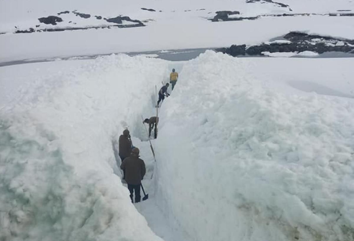 Рекордные снегопады на "Академике Вернадском": украинские полярники откапывают станцию Рекордные снегопады на "Академике Вернадском": украинские полярники откапывают станцию
