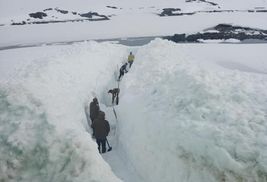 Рекордные снегопады на "Академике Вернадском": украинские полярники откапывают станцию