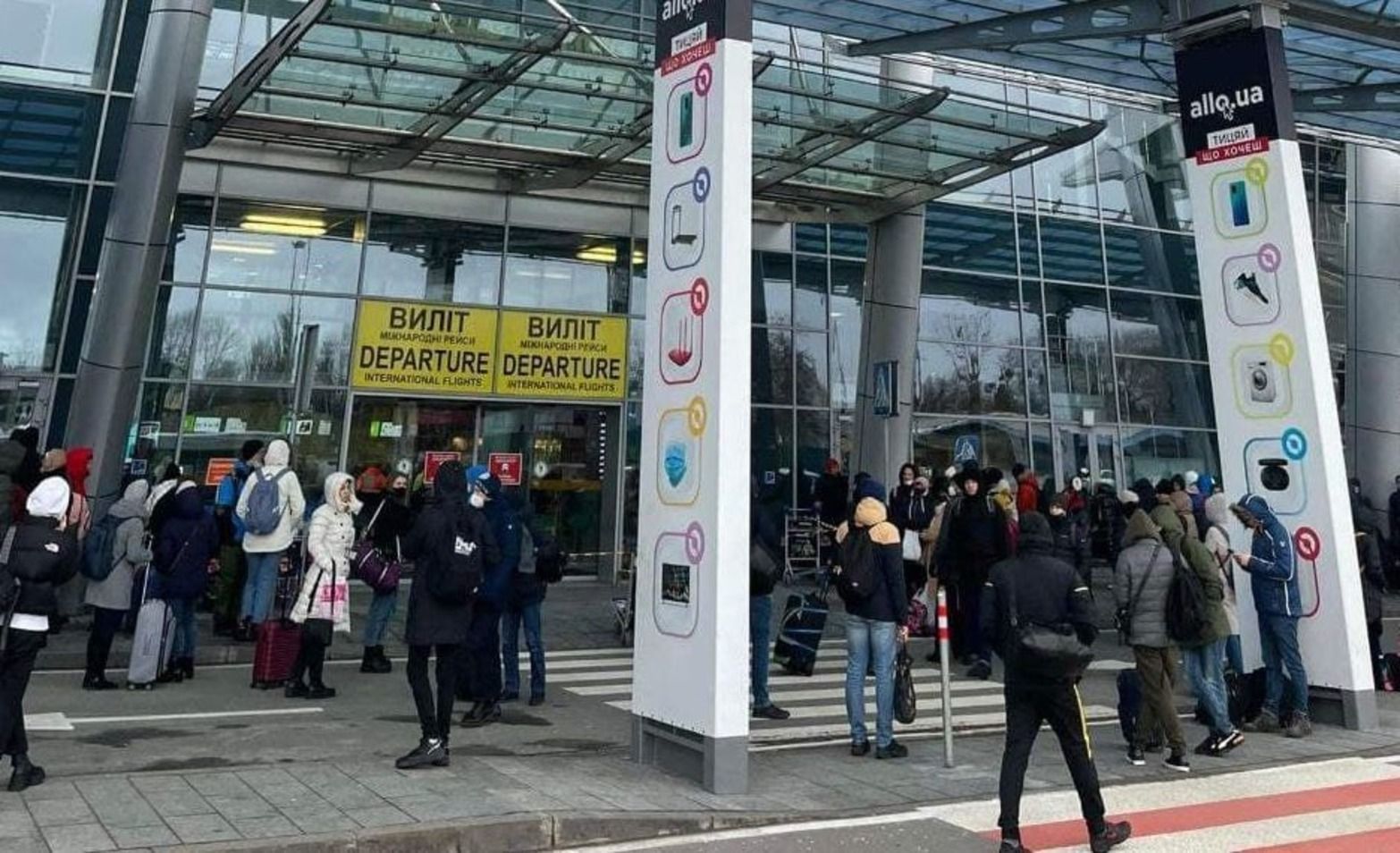 Людей евакуювали, а рейси скасували: у Києві "замінування" аеропорт "Жуляни" - Новини Київ - Київ Людей евакуювали, а рейси скасували: у Києві "замінування" аеропорт "Жуляни" - Новини Київ - Київ