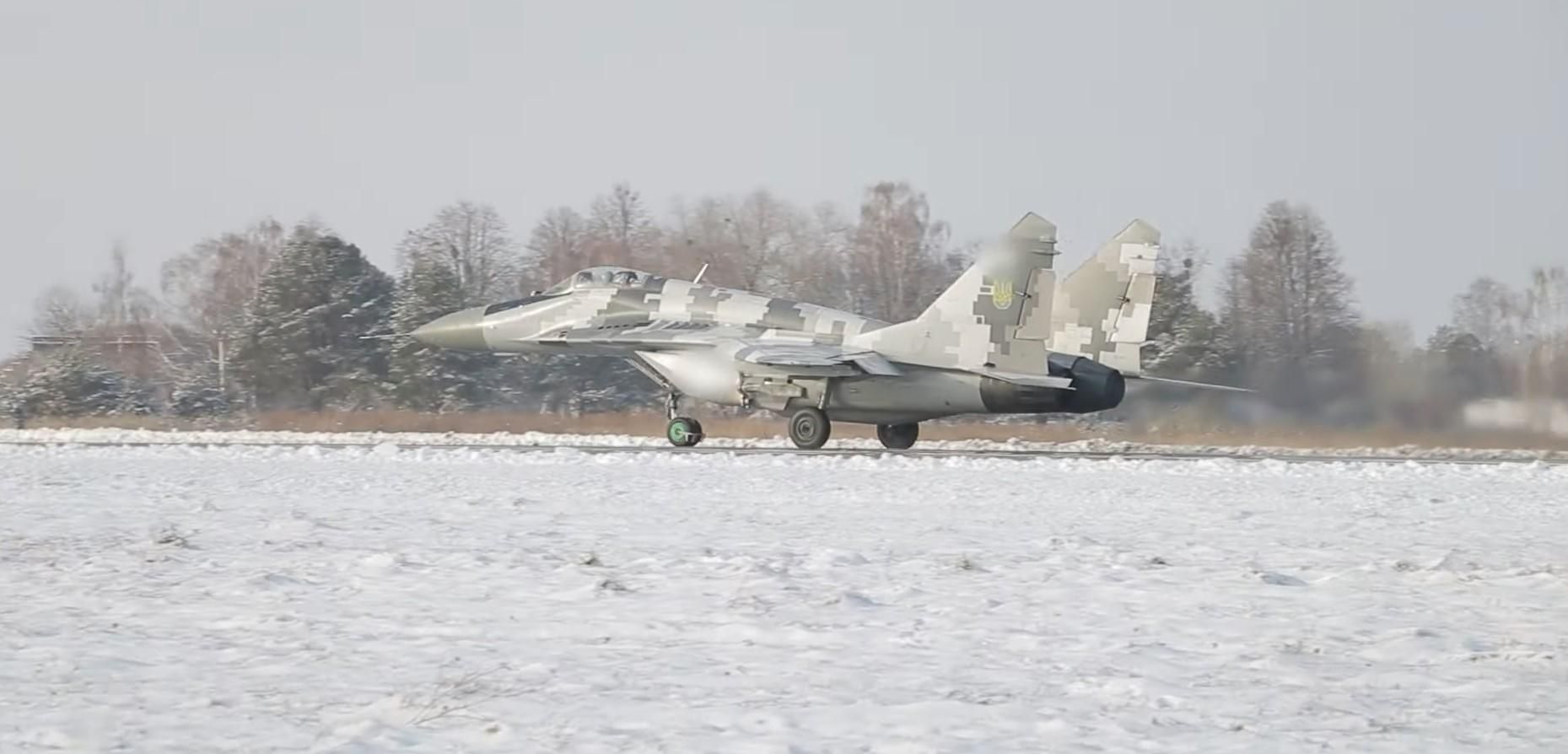 В Севастопольской бригаде тактической авиации учились воздушным боям на МиГ-29: зрелищное видео
