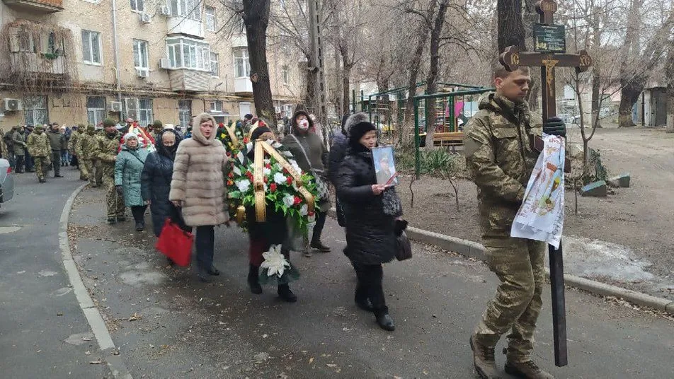 З загиблим воїном прийшли попрощатись рідні та друзі