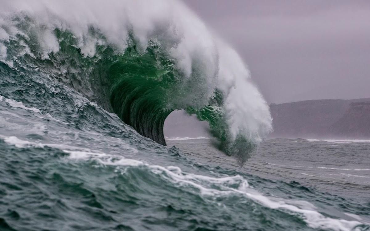 Извержение подводного вулкана: Японию накрыло цунами Извержение подводного вулкана: Японию накрыло цунами