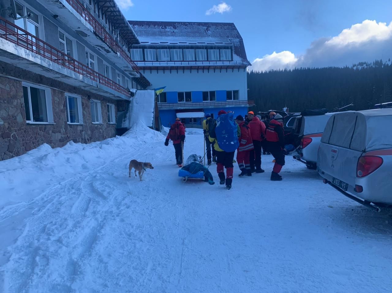 Молодожены с матерью упали в обрыв на Говерле: у погибшей был день рождения Молодожены с матерью упали в обрыв на Говерле: у погибшей был день рождения