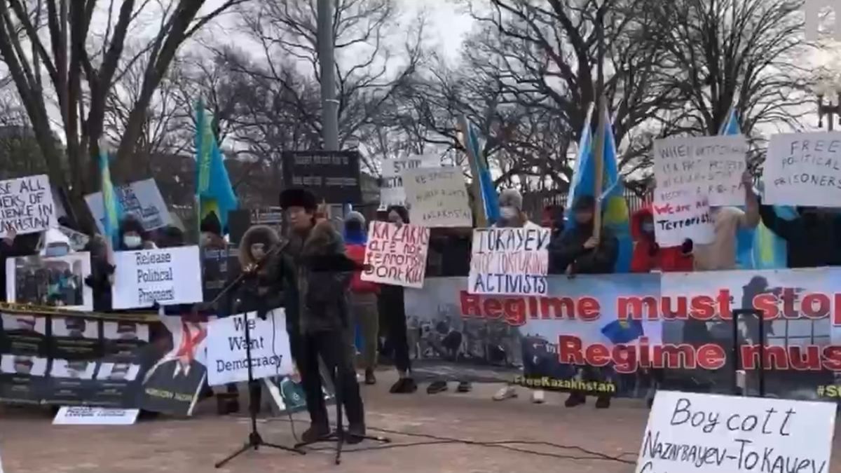 "Останови репрессии": казахи вышли на площадь Белого Дома в Вашингтоне и обратились к Токаеву