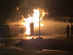 На Полтавщине микроавтобус столкнулся с газовой емкостью: спасатели пытаются потушить огонь