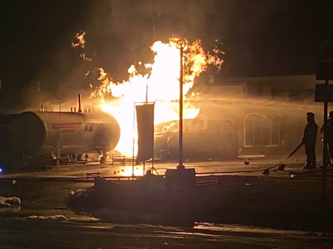 На Полтавщине микроавтобус столкнулся с газовой емкостью: спасатели пытаются потушить огонь На Полтавщине микроавтобус столкнулся с газовой емкостью: спасатели пытаются потушить огонь