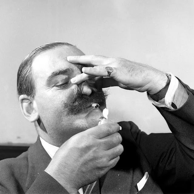 Як правильно носити вуса: вінтажні фото з першого засідання клубу вусачів 1947 року