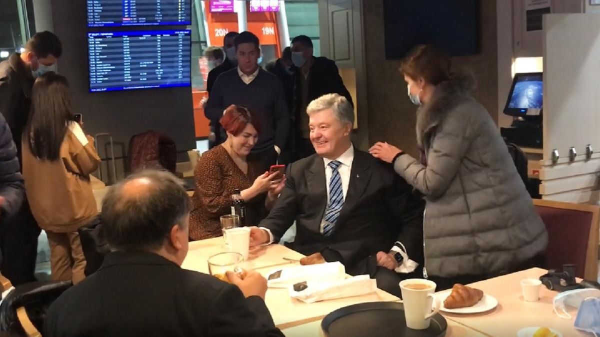 Порошенко возвращается в Украину: политик прибыл в аэропорт Варшавы