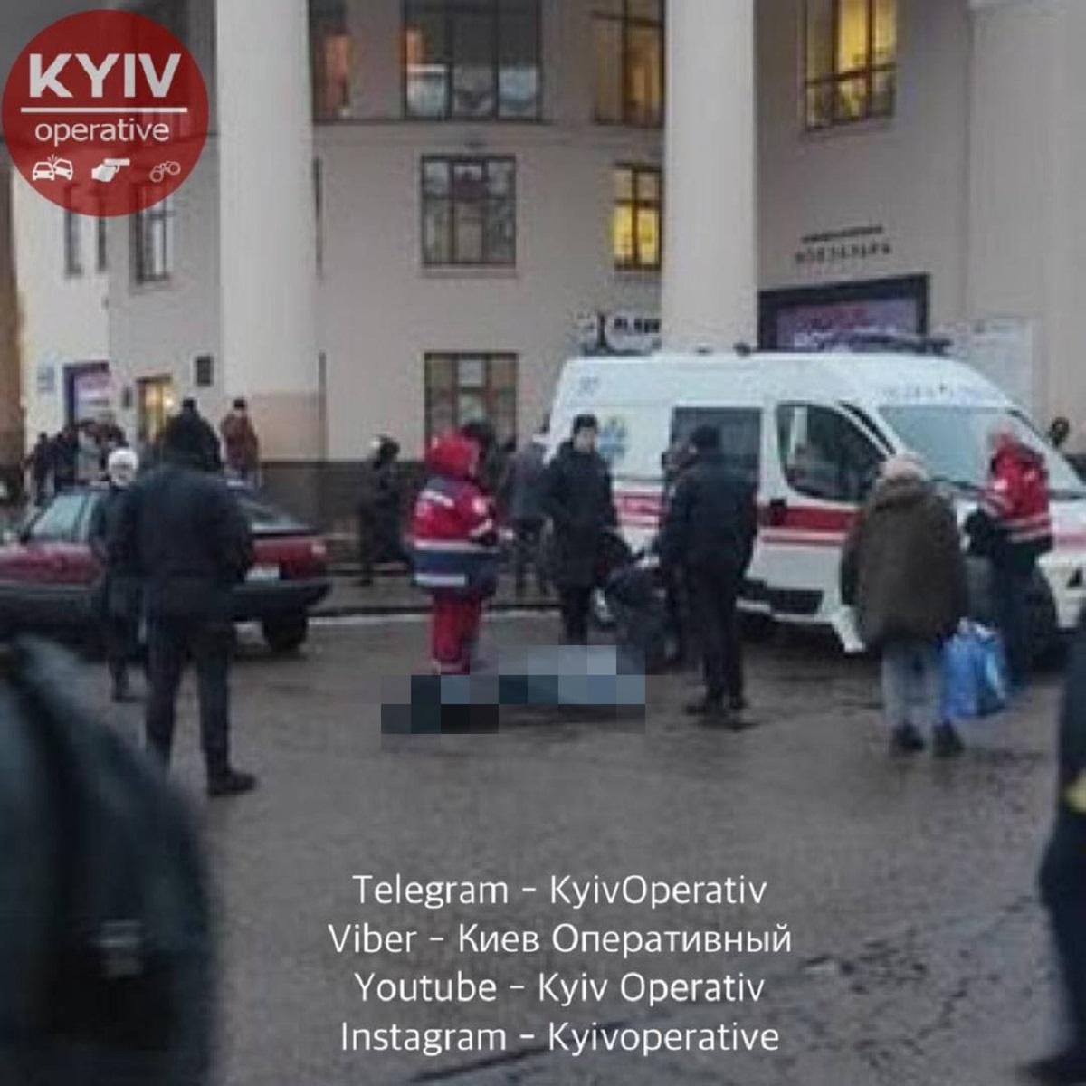 Біля метро "Вокзальна" знайшли закривавлене тіло чоловіка: моторошні фото - Київ