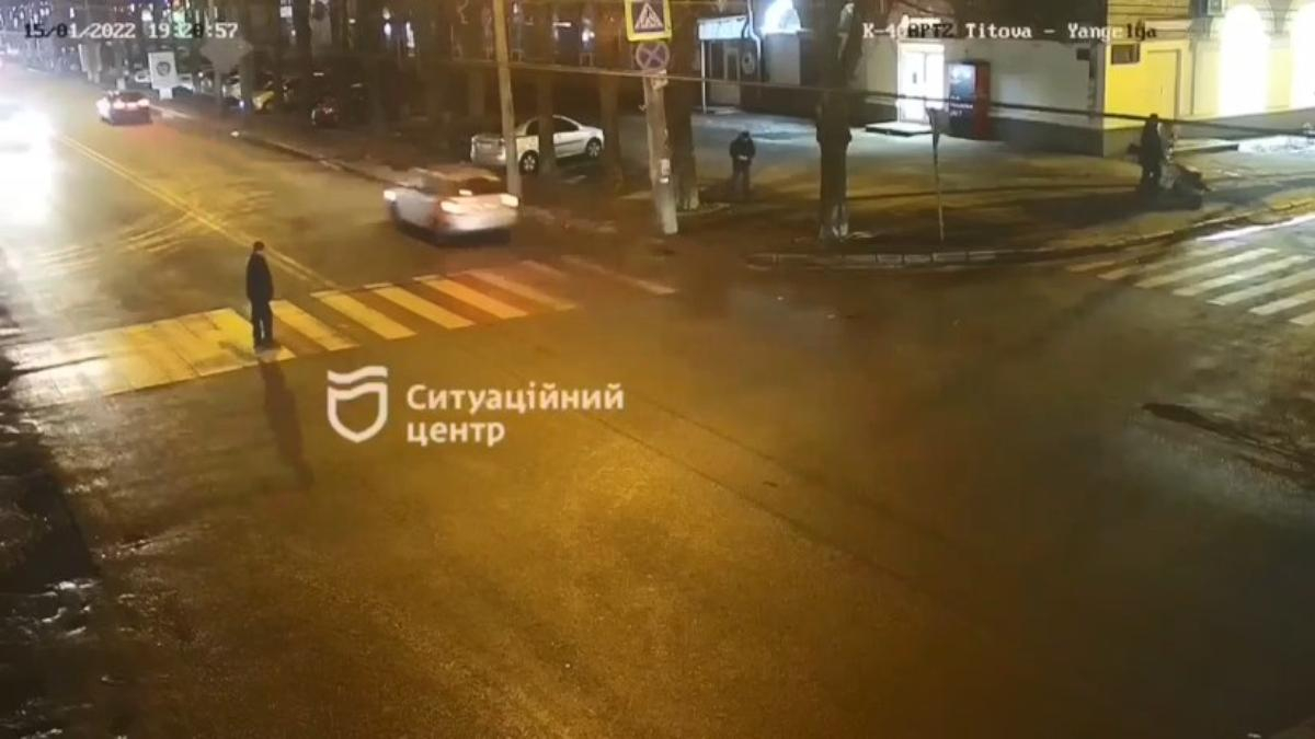 Чекав, поки пропустять: у Дніпрі автомобіль збив чоловіка на переході – відео моменту ДТП - Кримінальні новини України - Дніпро