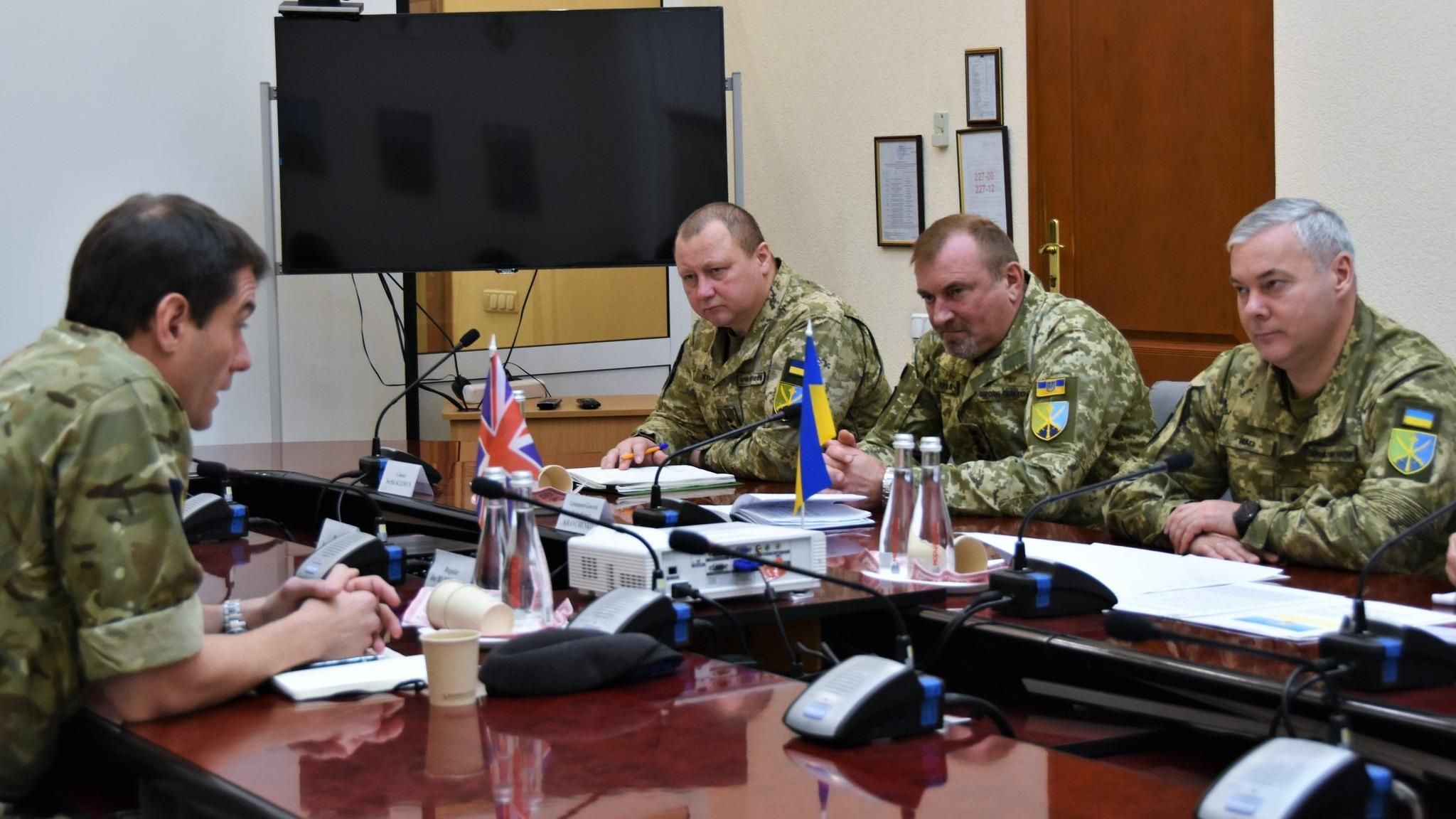 Говорили про загрози: Наєв зустрівся з начштабу Об'єднаних сил Збройних Сил Британії - Новини Росії і України - 24 Канал