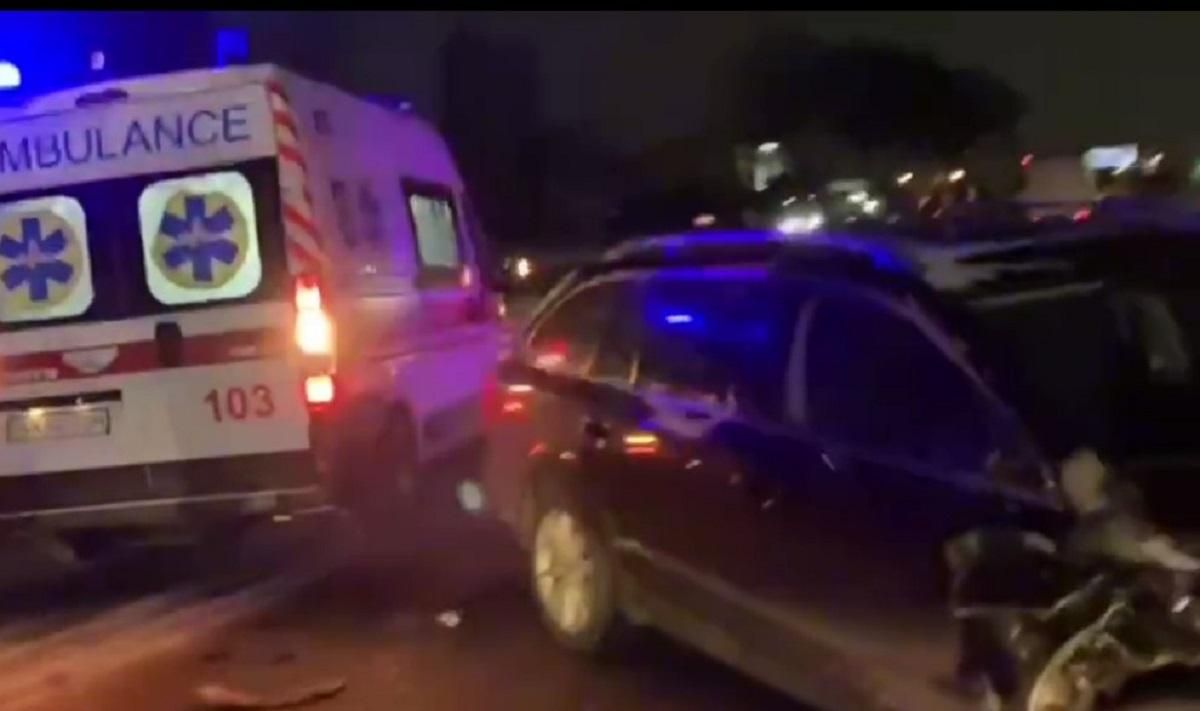 На Кільцевій дорозі сталася масова аварія з трьома авто і трактором: фото та відео автотрощі - Київ На Кільцевій дорозі сталася масова аварія з трьома авто і трактором: фото та відео автотрощі - Київ