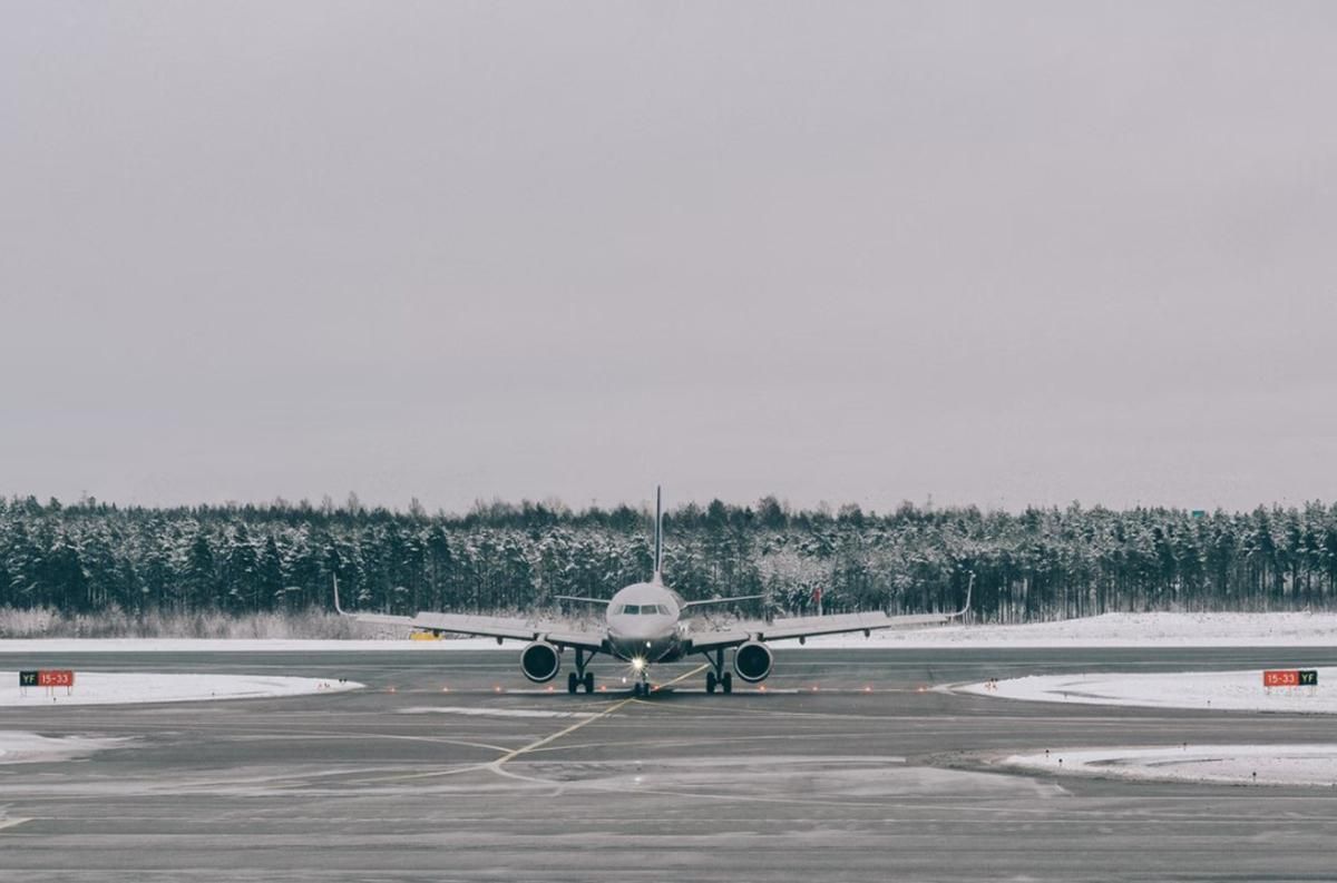 Тисячі авіарейсів відмінили у США через потужну снігову бурю - 24 Канал Тисячі авіарейсів відмінили у США через потужну снігову бурю - 24 Канал