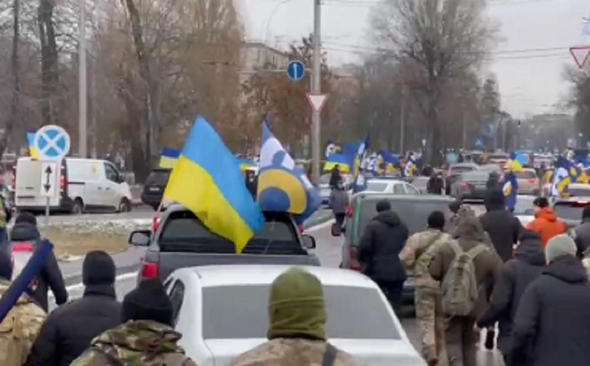 Заради виїзду Порошенка з аеропорту його охорона перекрила рух - 24 Канал Заради виїзду Порошенка з аеропорту його охорона перекрила рух - 24 Канал