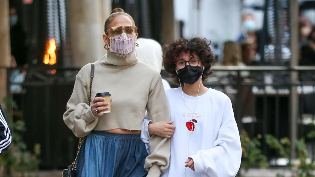 У спідниці Dior та гольфі: Дженніфер Лопес показала богемний образ на шопінгу з донькою