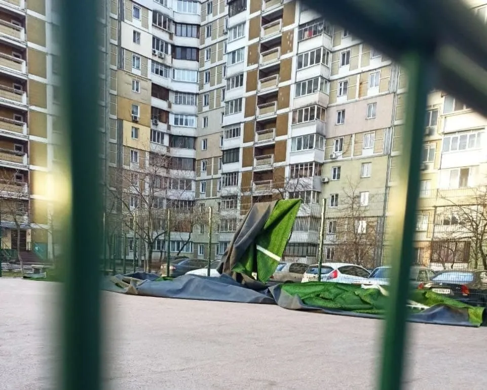 Вітер на Позняках зірвав покриття з нового спортмайданчика, негода в Києві
