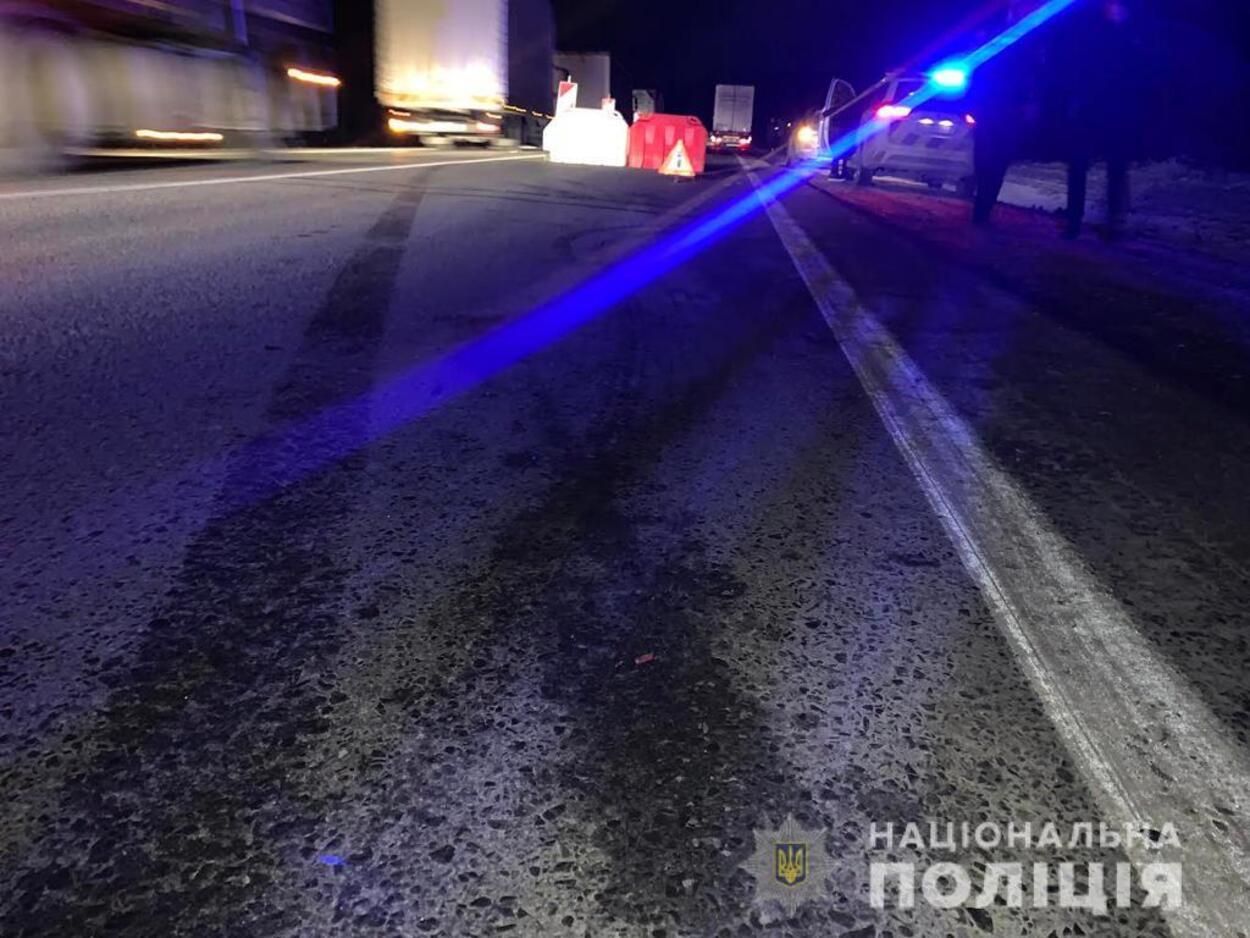 На трассе Киев – Чоп грузовик сбил пару: 18-летний парень погиб, девушка – в реанимации