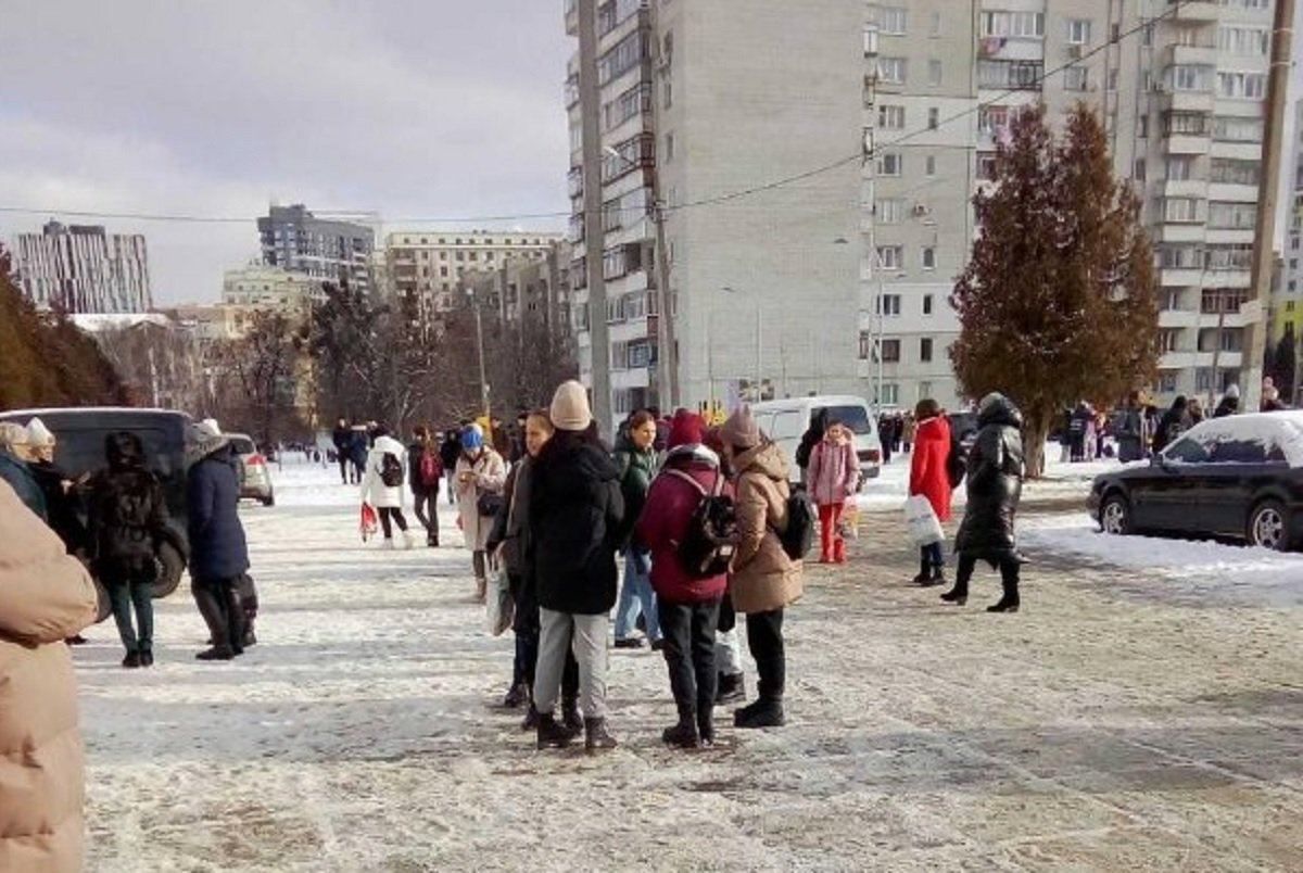 Як обговорювати з дітьми фейкові замінування у школах: поради батькам - Україна новини - Освіта