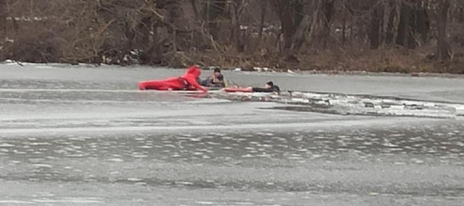 У Білій Церкві рятувальники витягли з-під криги рибалку, який ледь не втопився - Новини Києва сьогодні - Київ У Білій Церкві рятувальники витягли з-під криги рибалку, який ледь не втопився - Новини Києва сьогодні - Київ