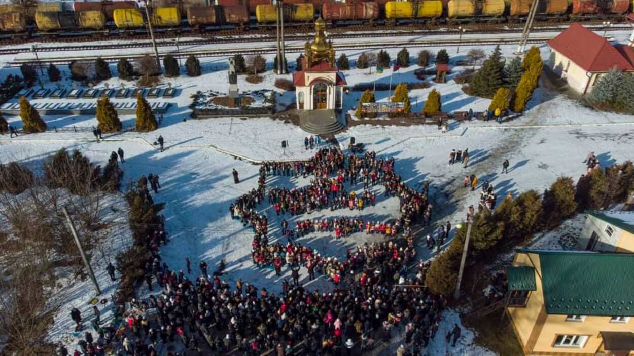 Новий рекорд України: на Львівщині 400 сопілкарів разом виконали колядку – атмосферне відео - Новини Львів - Львів