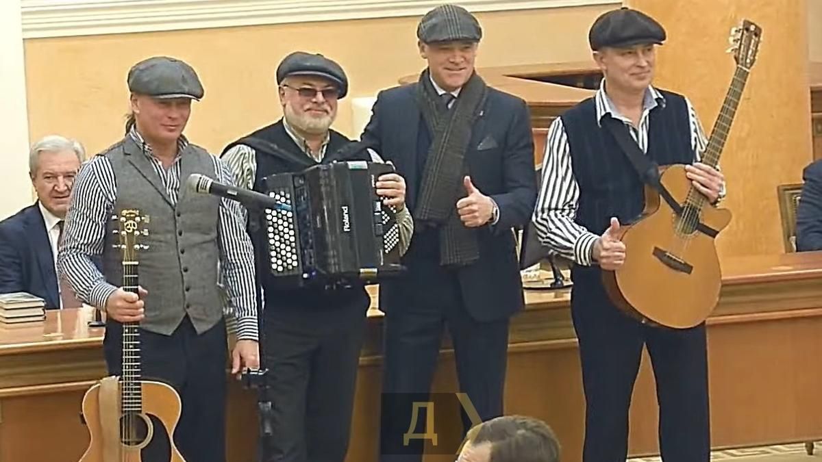 Гармонь, шансон и кепка с шарфиком: Труханова в горсовете поздравили в стиле 90-х Гармонь, шансон и кепка с шарфиком: Труханова в горсовете поздравили в стиле 90-х