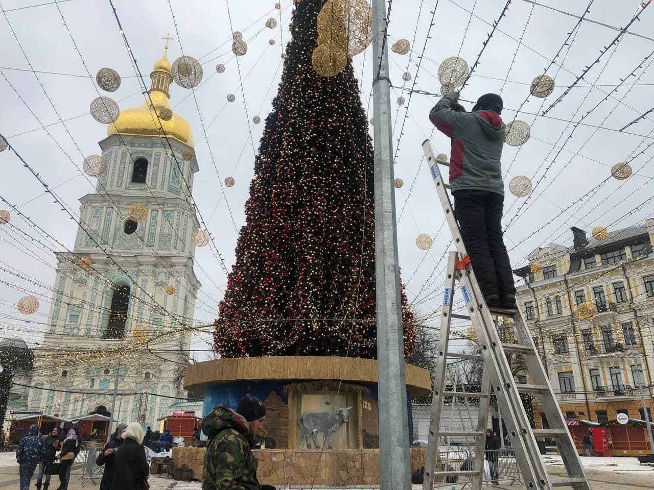 Чарівну ялинку на Софійській площі почали розбирати: щемливі фото - Київ