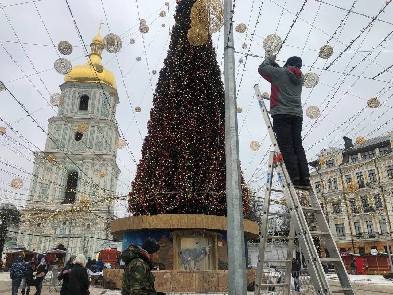 Волшебную елку на Софийской площади начали разбирать: щемящие фото