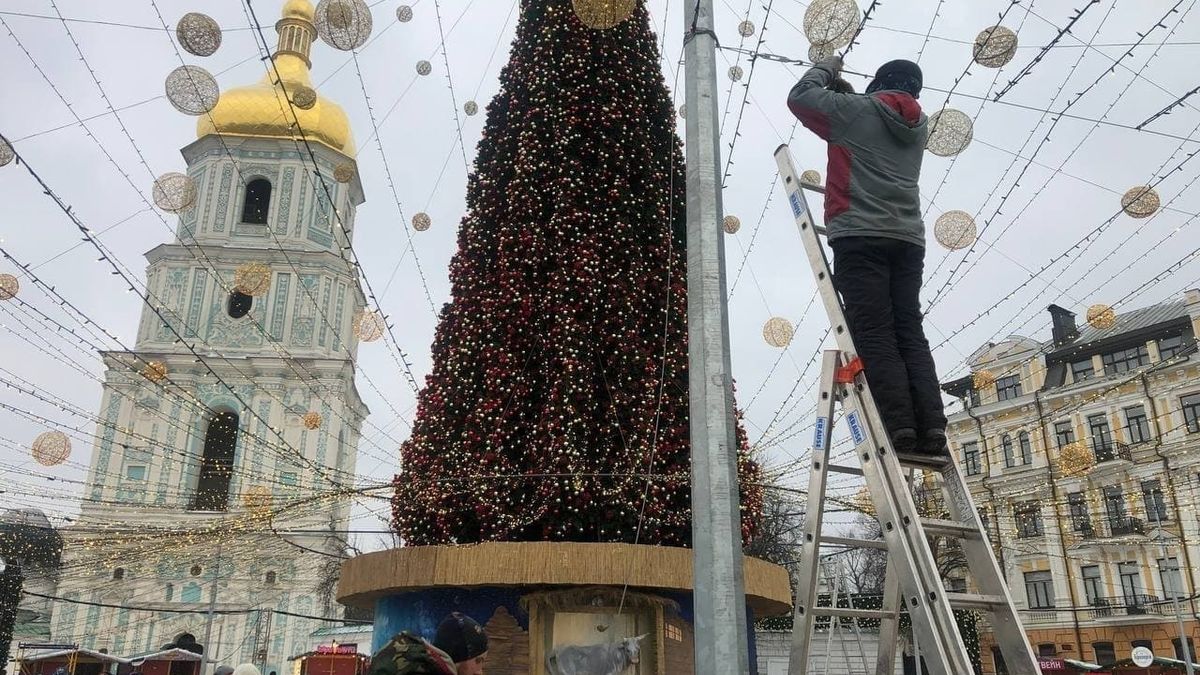 Волшебную елку на Софийской площади начали разбирать: щемящие фото