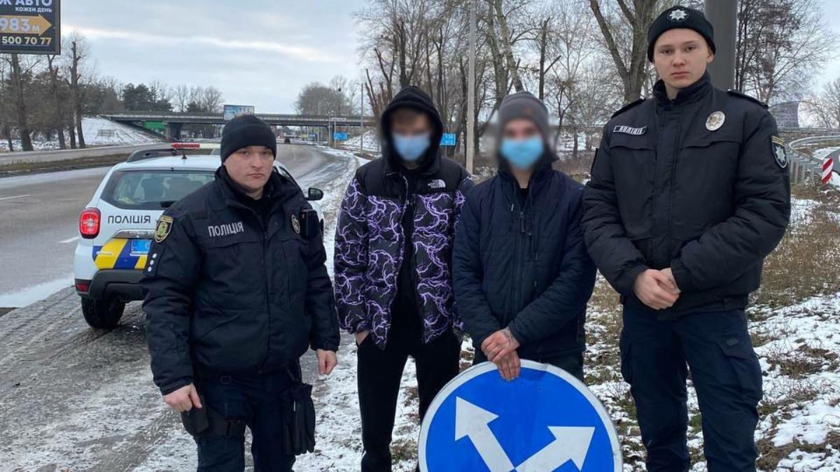 Сняли на видео: подростки сломали дорожный знак на кольцевой Харькова и поплатились Сняли на видео: подростки сломали дорожный знак на кольцевой Харькова и поплатились