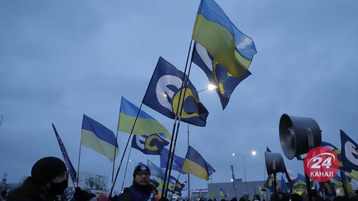 Демонструє неповагу, – в Зеленського відреагували на поведінку Порошенка в аеропорту - 24 Канал Демонструє неповагу, – в Зеленського відреагували на поведінку Порошенка в аеропорту - 24 Канал