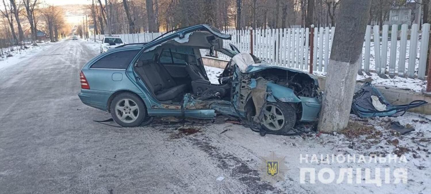 Снесло полмашины: возле Дрогобыча пьяный водитель Mercedes влетел в столб