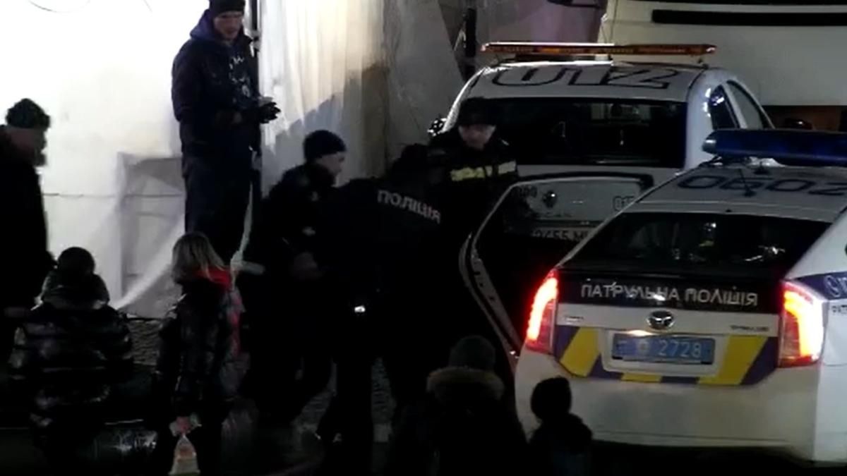 Размахивал ножом: в центре Днепра задержали агрессивного мужчину – видео с места происшествия Размахивал ножом: в центре Днепра задержали агрессивного мужчину – видео с места происшествия