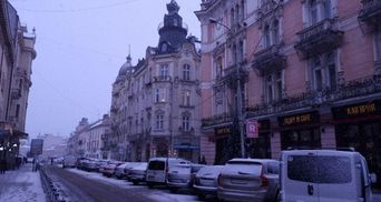 Обильный крупный снег замел весь Львов: атмосферные фото и видео