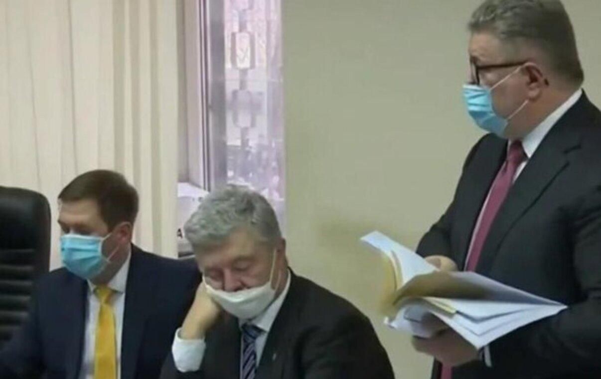 Порошенко задрімав прямо під час суду: відео із засідання - 24 Канал