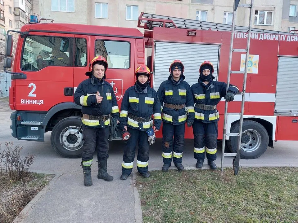 Рятувальники, які допомогли визволити псів Рятувальники, які допомогли визволити псів